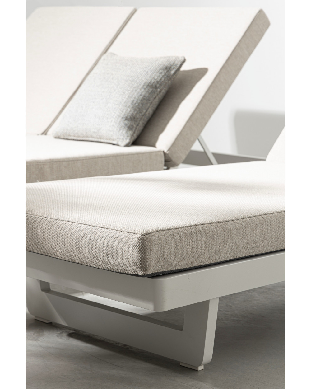 Infinity White Sunbed